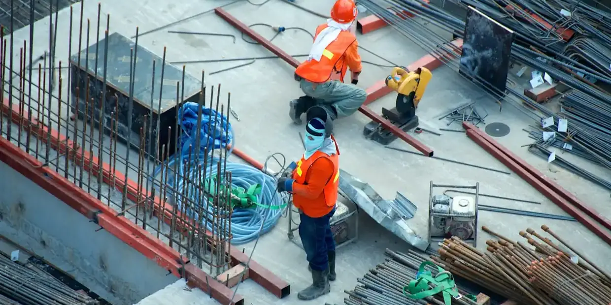 Coordinador de seguridad y salud revisando protecciones en obra