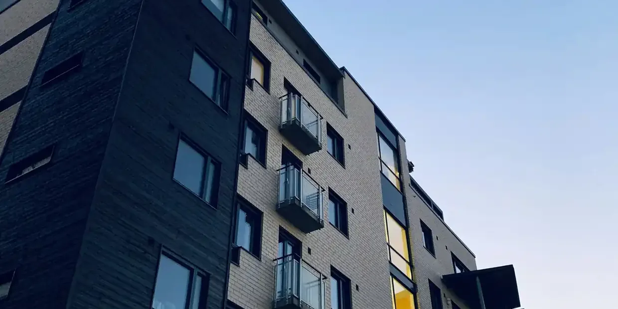Fachada de edificio residencial en Granada sujeto a inspección técnica