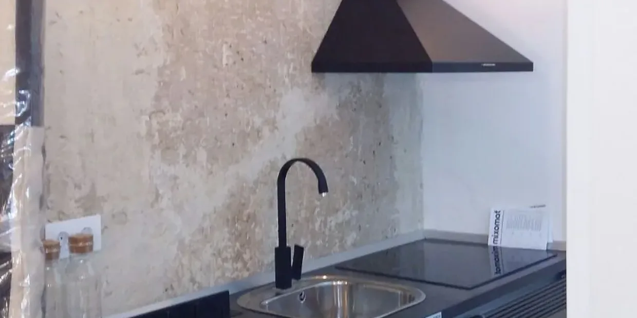 Humedad en pared de vivienda detectada en peritaje técnico