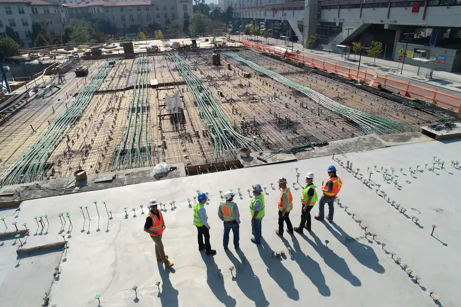 Trabajadores con equipos de protección en obra coordinada